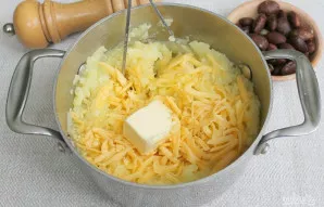 Dedame sviestą ir išmaišome.