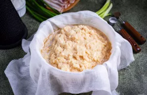 Bulvių masę dėkite ant keturių sluoksnių marlės.