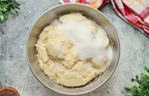 Po 20 minučių suberkite cukrų ir druską.