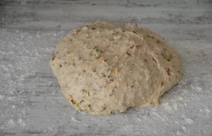 Pabarstykite miltais darbo paviršių, išklokite tešlą.