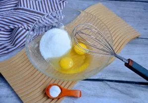 Įdarui į dubenį sudėkite cukrų, vaniliną, įmuškite kiaušinius ir išmaišykite.