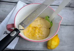 Į tešlą įdėkite pusės citrinos žievelę.