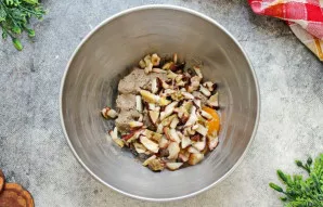 Grybus (aš naudojau šaldytus baravykus) supjaustykite nedidelėmis skiltelėmis ir sudėkite prie kepenėlių.