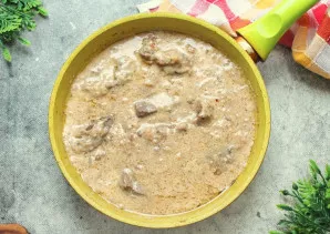 Sumažinkite ugnį, uždenkite dangčiu ir troškinkite 10–15 minučių, kol išvirs. Nukelkite nuo ugnies. Pasūdykite, pabarstykite pipirais ir ...