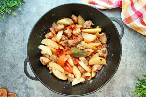 Į katilą įpilkite karšto vandens ir užvirinkite. Uždenkite dangčiu ir troškinkite ant lėtos ugnies 40–50 minučių, iki kol patiekalas bus ...