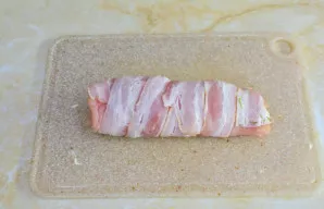 Išorę apvyniokite šonine.