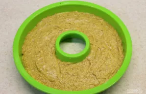 Tešlą perkelkite į formą. Kepkite 170-180 °C temperatūroje apie 30 minučių.