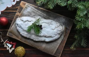 Iškepto kepinio paruošimą patikrinkite mediniu pagaliuku. Dar karštą stolleną patepkite ištirpintu sviestu ir užbarstykite storą sluoksnį...