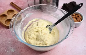 Mentelė arba šaukštu įmaišykite miltus, kol gausite tirštą, vientisą tešlą.