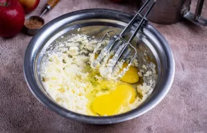 Į sviesto masę įmuškite kiaušinius.