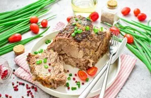 Paruoštą mėsą galima patiekti iš karto. Karšta ji labai sultinga.