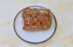 Iškeptą mėsą ištraukite iš orkaitės ir patiekite.