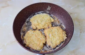 Kepkite kiaulieną po 2–3 minutes iš kiekvienos pusės, kol gražiai paruduos.