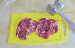 Kiekvieną gabalėlį išmuškite virtuviniu plaktuku.