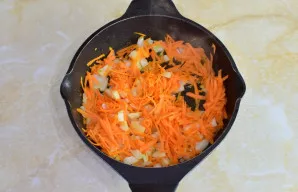 Daržoves apkepkite 3-5 minutes ant silpnos ugnies.