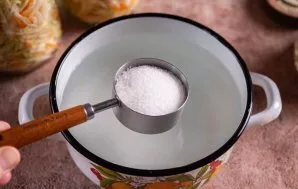 Paruoškite sūrymą. Į puodą įpilkite litrą vandens ir suberkite cukrų.