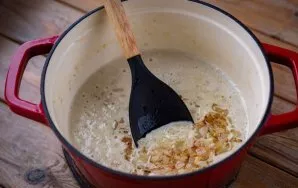 Į puodą su sriuba sudėkite keptus svogūnus.