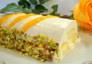 Likus valandai iki patiekimo išimkite desertą ir papuoškite smulkintomis pistacijomis bei likusia mangų tyre. Skanaus!