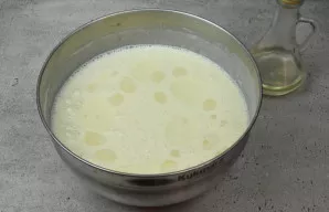 Į paruoštą tešlą supilkite augalinį aliejų ir dar kartą išmaišykite. Tešlos tirštumas priklauso nuo norimo blynų storio.