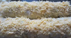 Atsargiai suvyniokite lavašą į vyniotinį. Sudėkite vyniotinius į kepimo formą. Antrą kiaušinį plakite ir juo patepkite vyniotinius. Iš vi...