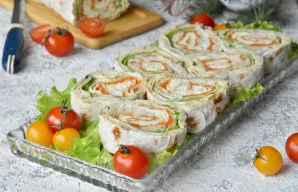 Prieš patiekiant išimkite vyniotinį iš plėvelės ir supjaustykite 1,5-2 cm pločio gabalėliais.