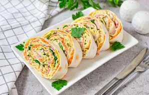 Paruoštą lavašą supjaustykite gabalėliais, sudėkite į lėkštę ir patiekite.