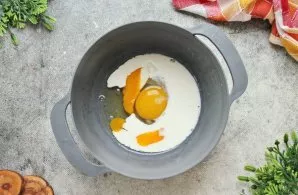 Į dubenį įmuškite kiaušinius, įberkite druskos, supilkite pieną ir išmaišykite iki vientisos masės.