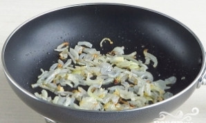 Svogūną nulupkite, supjaustykite ir pakepinkite keptuvėje, kol taps permatomas.