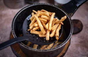 Kepkite iki auksinės spalvos, tuomet samčiu išimkite iš aliejaus. Pirmiausia dėkite ant popierinio rankšluosčio, kad susigertų riebalai.