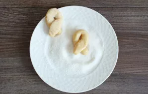 Kiekvieną gabalėlį pamirkykite cukruje.