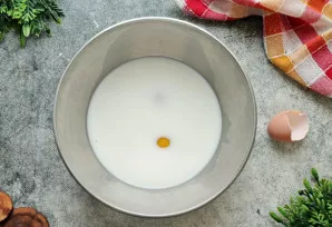 Supilkite augalinį aliejų ir išmaišykite.