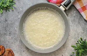 Maišydami miltus su riebalais, kepkite 1–2 minutes, kol pasijus lengvas riešutų kvapas.