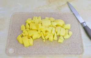 Bulves supjaustykite kubeliais.