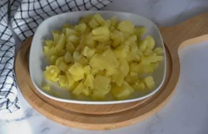 Supjaustykite bulves smulkiais kubeliais arba sutarkuokite.