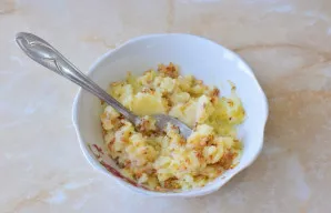 Sumaišykite svogūną su koše. Įdaras paruoštas!