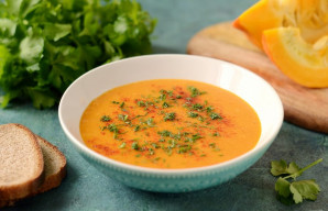 Moliūgų ir lęšių trinta sriuba paruošta - prieš patiekdami pabarstykite žalumynais ir rūkyta paprika. Skanaus!