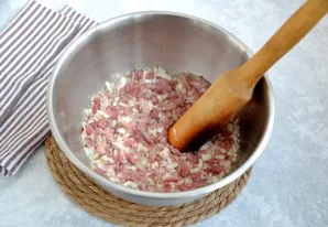 Gerai išmaišykite ir šiek tiek paminkykite įdarą, kad svogūnas išleistų sultis ir susijungtų visi skoniai. Tam galite naudoti medinę grūs...