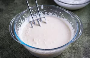 Plakite mikseriu mažesniu greičiu, kad trynių mišinys susijungtų su grietinėle.