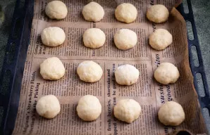 Kepimo skardą išklokite kepimo popieriumi. Nuo bendros tešlos masės atskirkite nedidelius gabalėlius po maždaug 40 gramų ir suformuokite ...