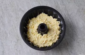 Sudėkite tešlą į formą ir išlyginkite paviršių.