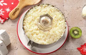 Ant krūtinėlės dar kartą dėkite sūrį ir kartokite sluoksnius tokia tvarka: kiaušiniai, morkos ir bulvės. Tuomet uždenkite salotas maistin...