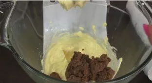 Kepenėles dar kartą išplakite trintuvu, tada sudėkite į sviestą ir plakite mikseriu mažu greičiu.