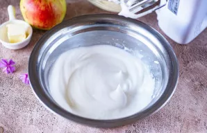 Baltymus sudėkite į atskirą dubenį ir plakite mikseriu, palaipsniui pridėdami likusį cukrų. Baltymai turi būti standžiai išplakti.