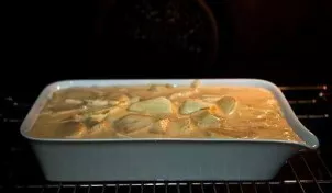 Kepkite šarlotę 45–55 minutes, kol gražiai apskrus.