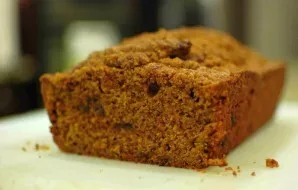 Po 5 minučių išimkite pyragą iš formos ir patiekite arba visiškai atvėsinkite ir mėgaukitės.