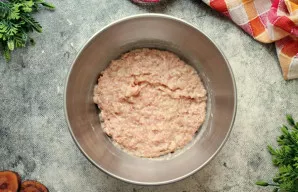 Faršą gerai „atmuškite“, kad taptų tvirtesnis - paimkite į ranką, pakelkite ir meskite atgal į dubenį. Pakartokite 10-12 kartų.