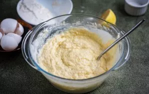 Viską sumaišykite šaukštu ir turėtumėte gauti vienalytę klampią masę.