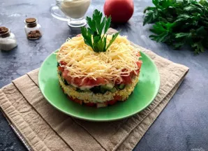 Papuoškite salotas žalumynais ir patiekite ant stalo. Skanaus!