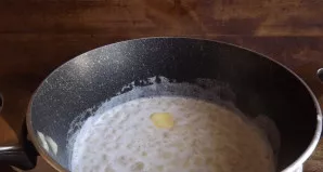 Kai tik kleckai iškils į paviršių – jie paruošti. Nukelkite puodą nuo ugnies.