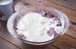 Įdėkite išplaktus kiaušinius su cukrumi. Išmaišykite.